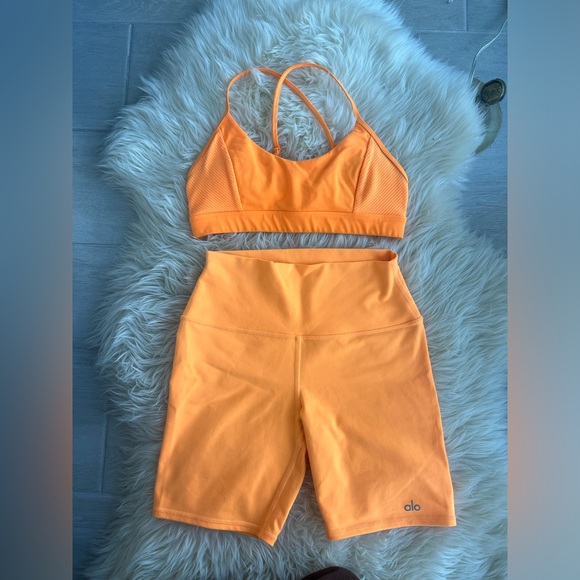 Alo Yoga fitness set - Picture 1 of 3